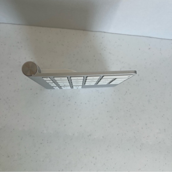 Belkin wireless keypad for apple Bluetooth number keys. Tested working - Picture 8 of 9